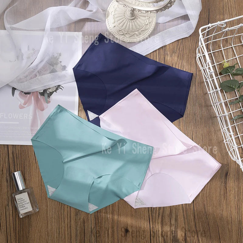 3 pieces of low-rise, seamless Lingerie