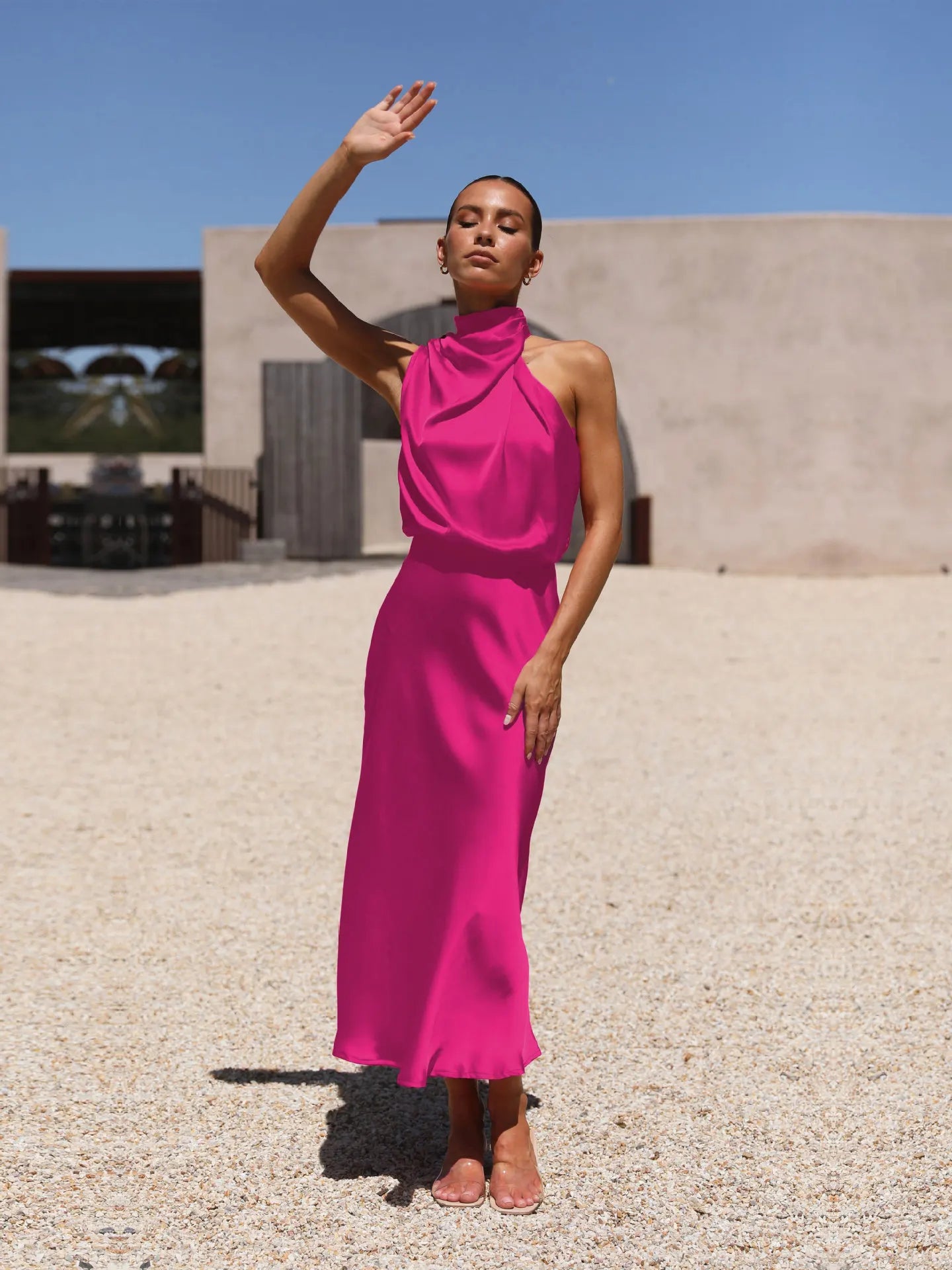 فستان طويل فاخر من الحرير والساتان بدون أكمام