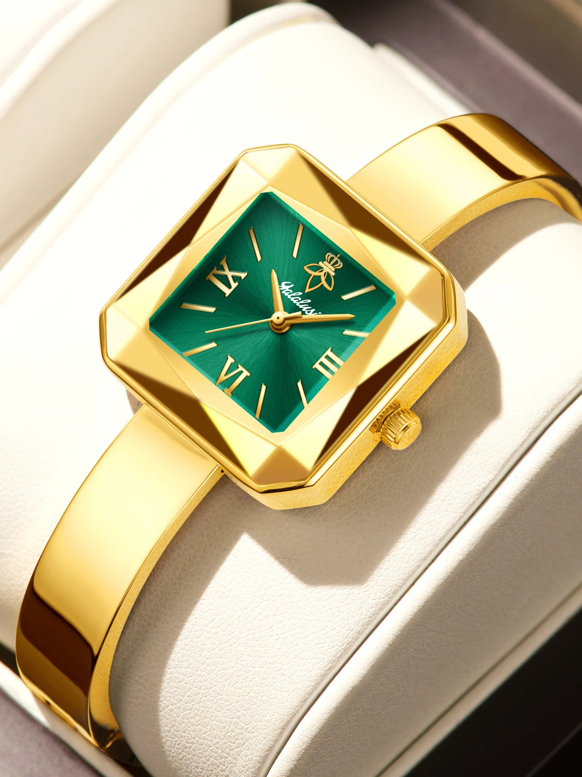 Retro and Affordable Luxury Water-Resistant Quartz Bracelet Watch