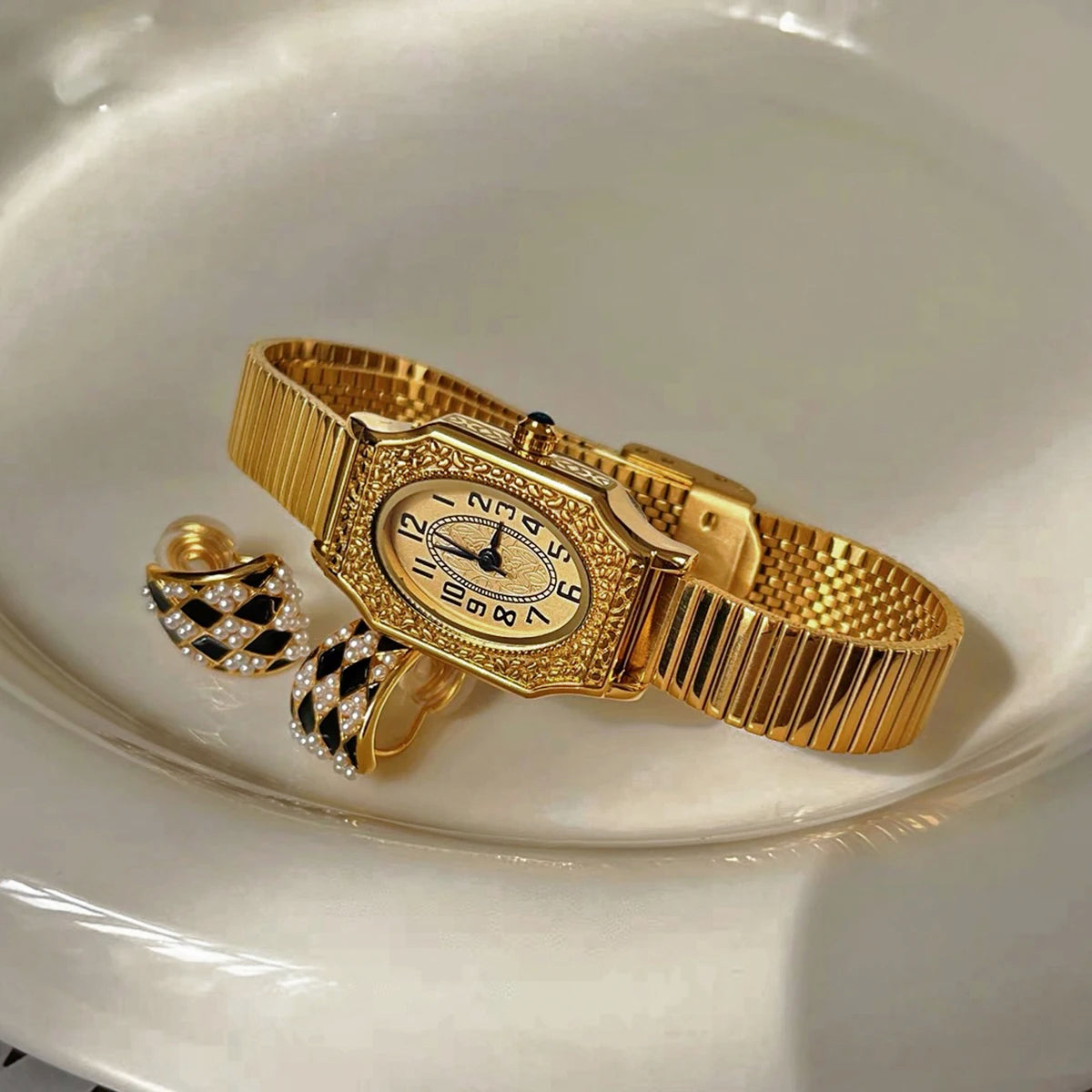 French Classic Retro Style Waterproof Quartz Stainless Steel Strap Watch