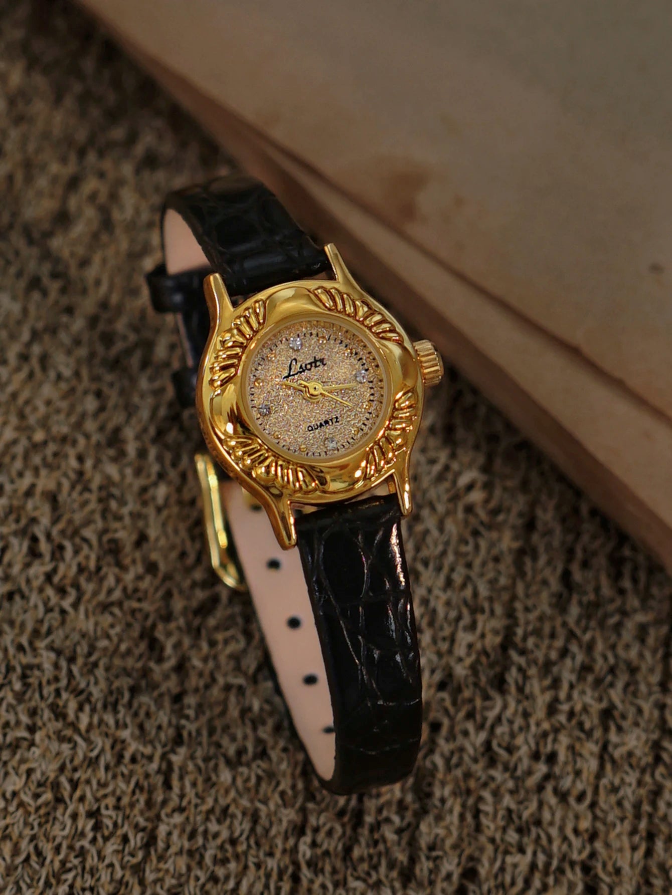 French Retro Engraved Pattern Gold Small Dial Watch