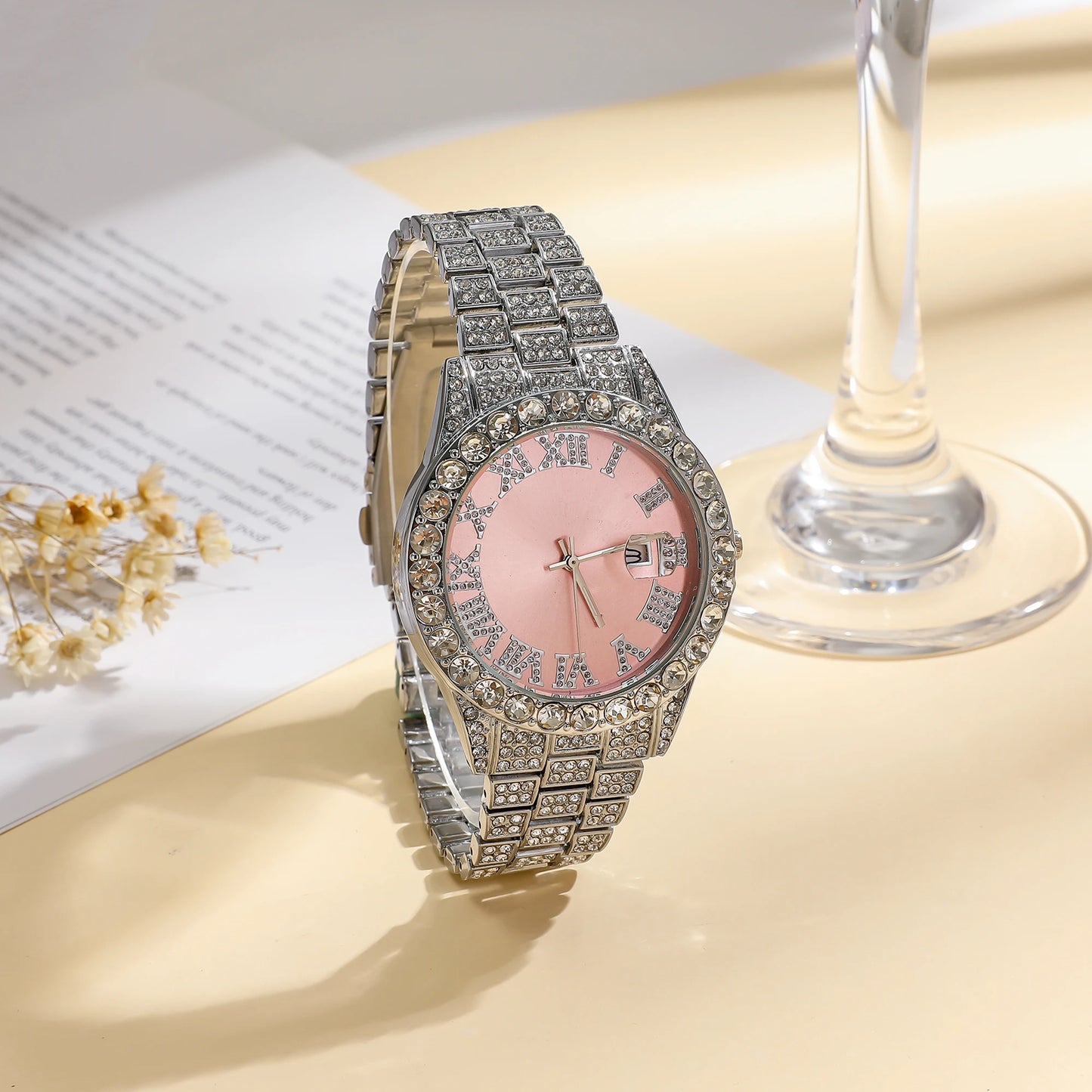 Reloj romano con incrustaciones de diamantes