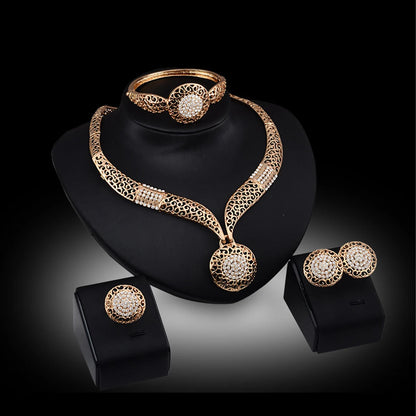 Metal necklaces banquets Jewelry set