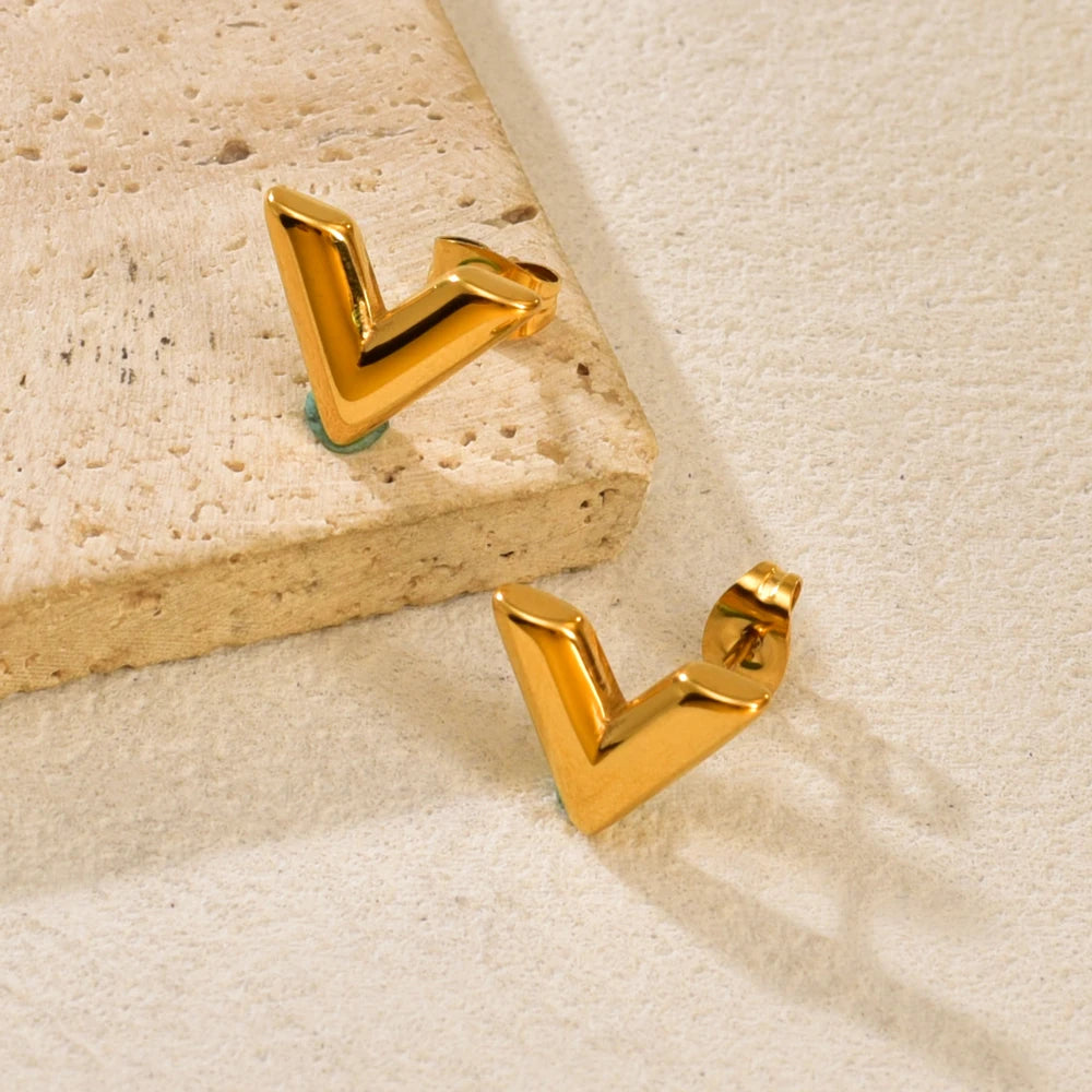 DANA Golden V-shaped small stud earrings