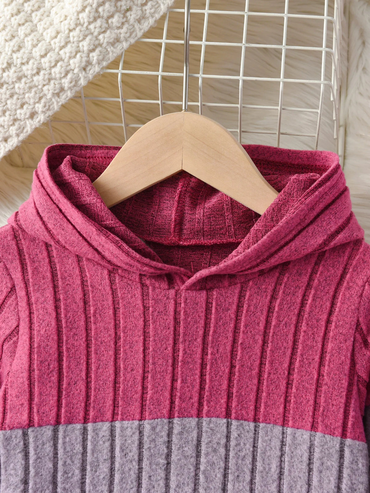 A Two-Piece Set Of Hooded Color-Blocking Tops And Trousers