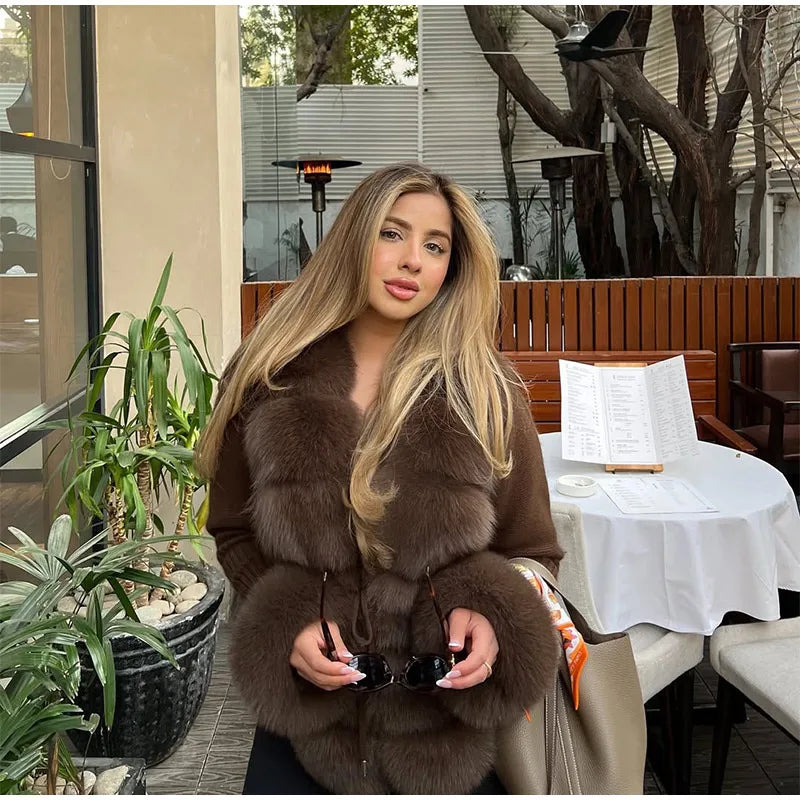 Elegantes abrigos ajustados de manga larga con piel sintética