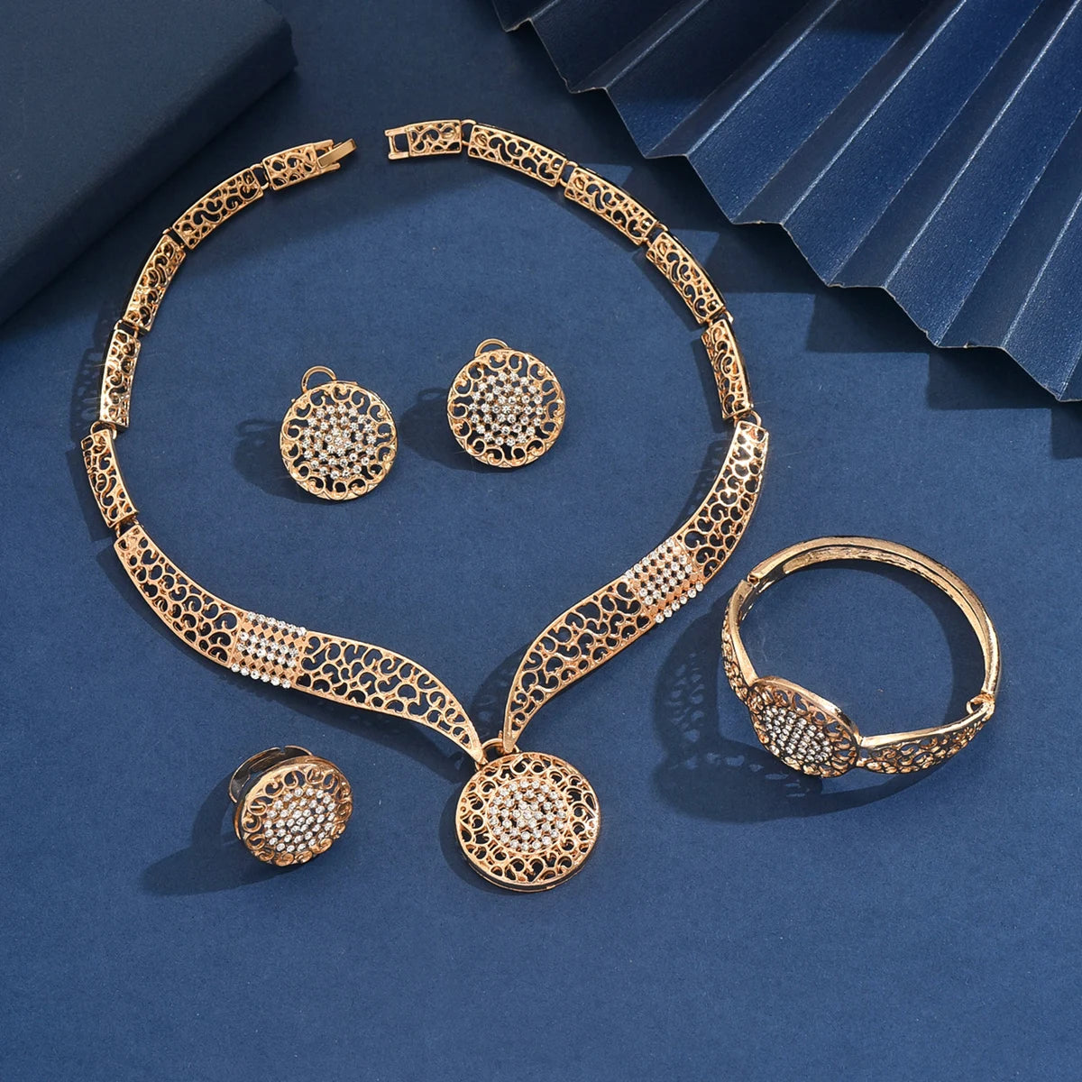 Metal necklaces banquets Jewelry set
