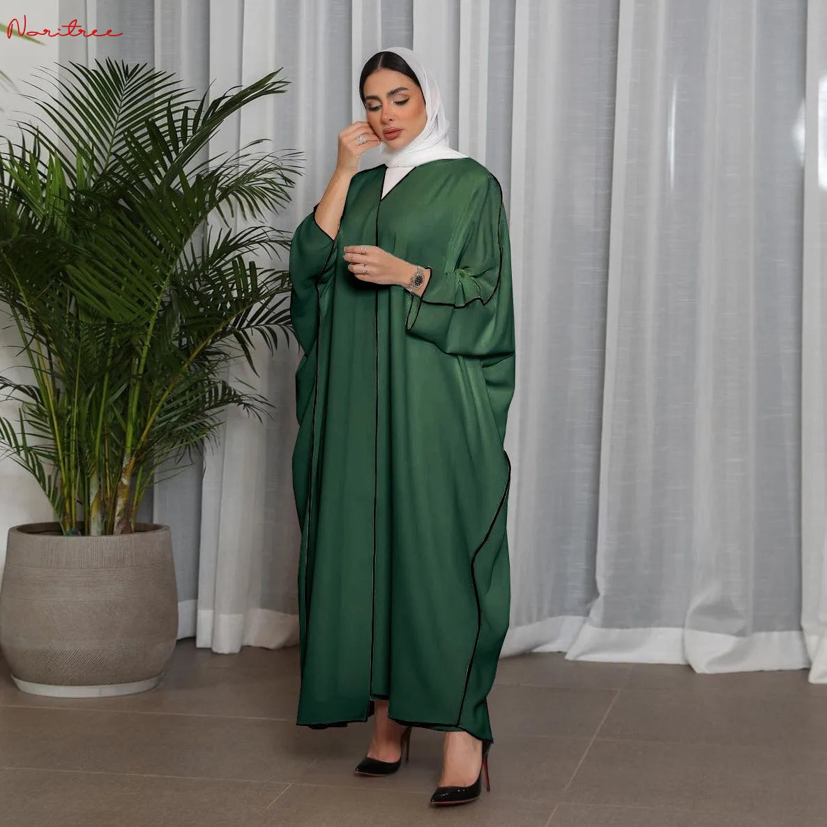 عبايات اوفر سايز بقصة الخط مع فستان بحزام