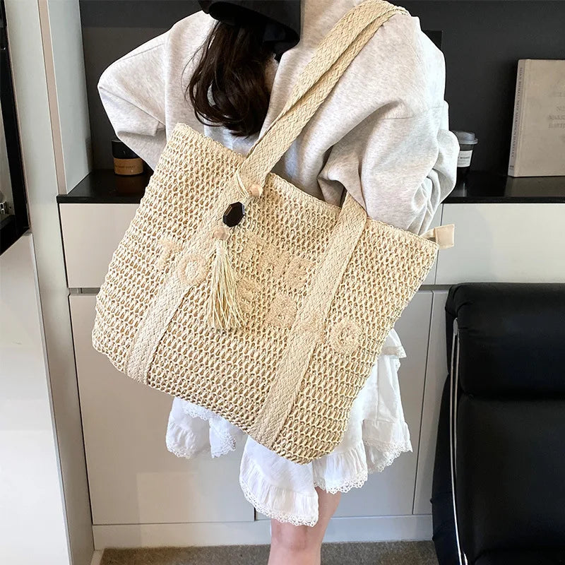 Large capacity woven straw woven bag