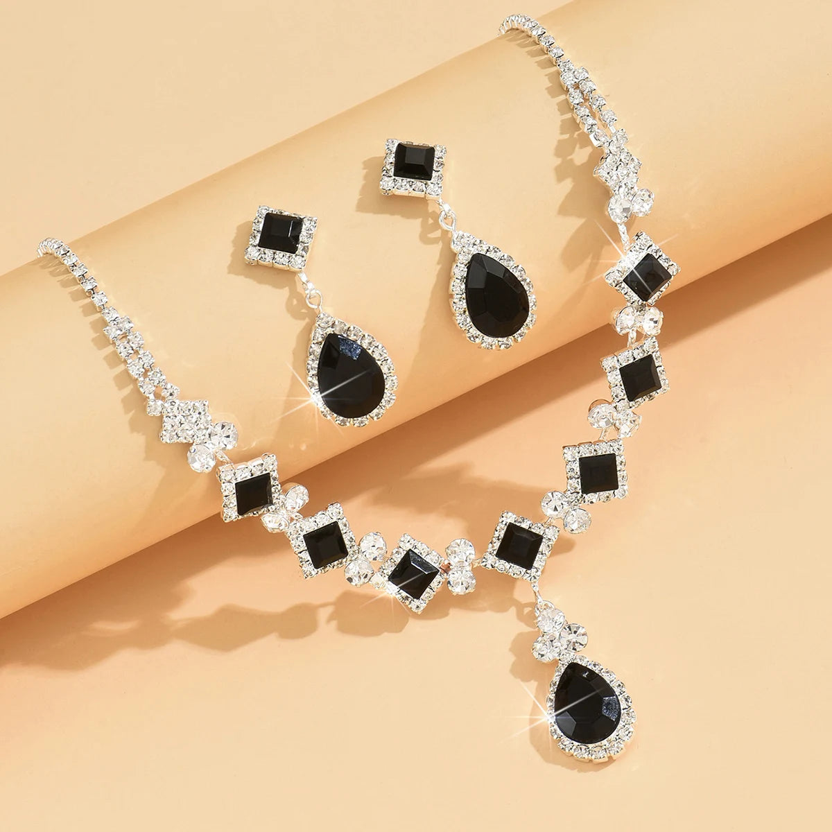 Claw Chain Geometric Droplet Necklace Set