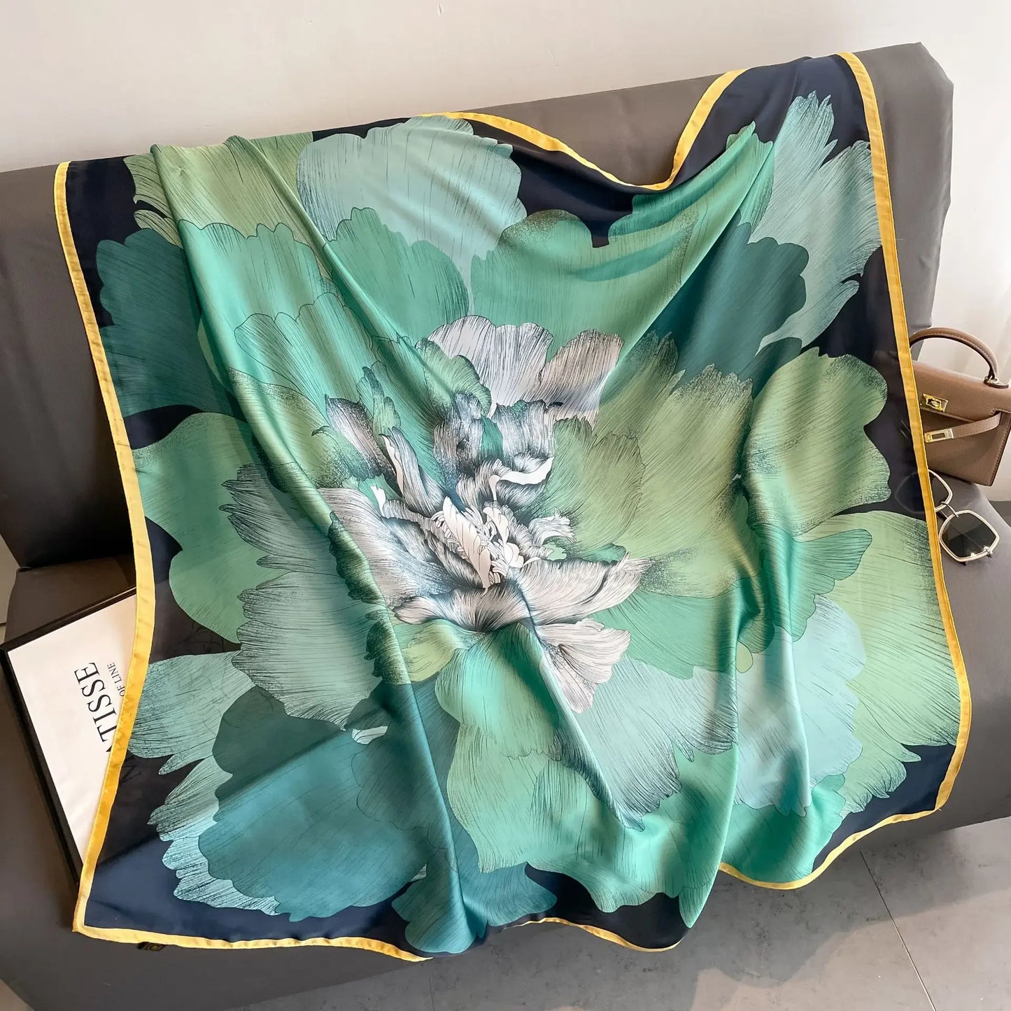 Chal cuadrado de seda con estampado de caballos de lujo