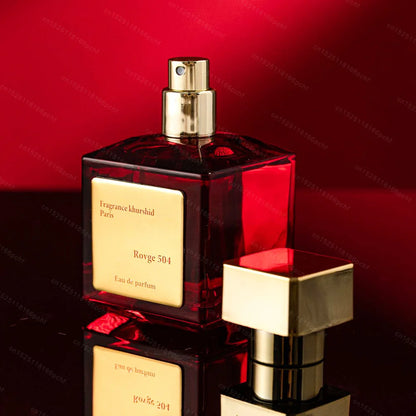 Perfume con aroma a oud, madera de agar y rosa