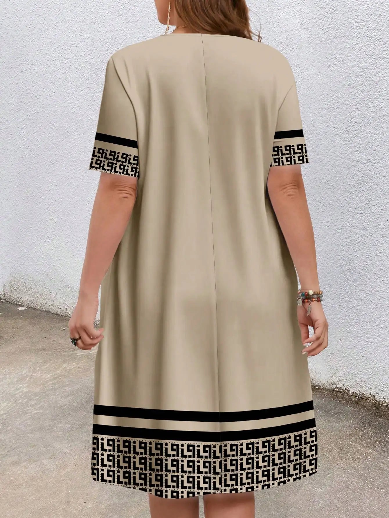 Plus-size short-sleeved round-neck pocket geometric dress