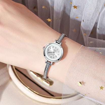 Reloj de cuarzo pequeño con esfera de números arábigos.