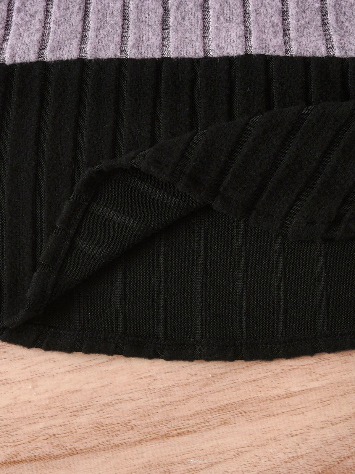 A Two-Piece Set Of Hooded Color-Blocking Tops And Trousers
