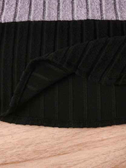 A Two-Piece Set Of Hooded Color-Blocking Tops And Trousers