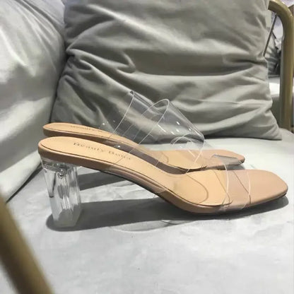 Pantuflas transparentes de tacón alto con punta abierta