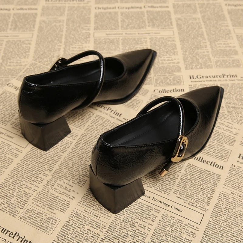 Retro mid length single belt buckle pointed toe leather shoes