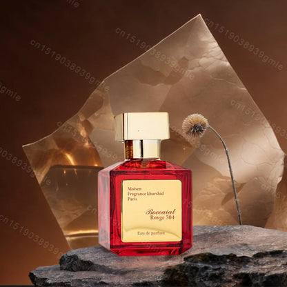 Perfume con aroma a oud, madera de agar y rosa