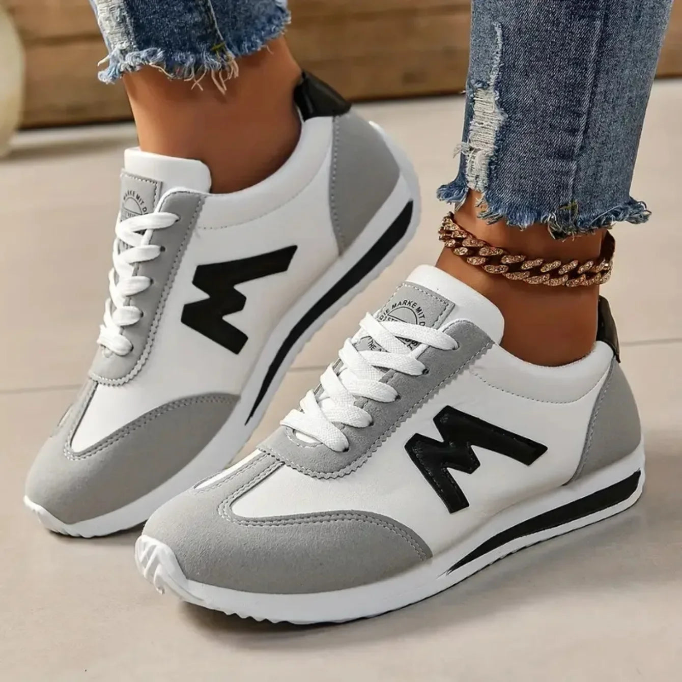 Round Head Deep Mouth Light Sneakers