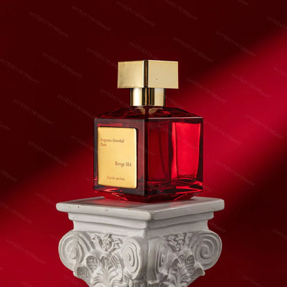 Perfume con aroma a oud, madera de agar y rosa