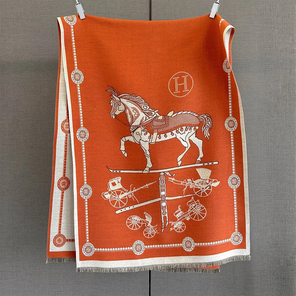 Elegante chal de cachemir con estampado de caballos