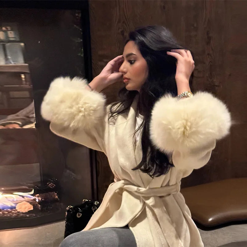 Chaqueta de lana con mangas de piel sintética elegante