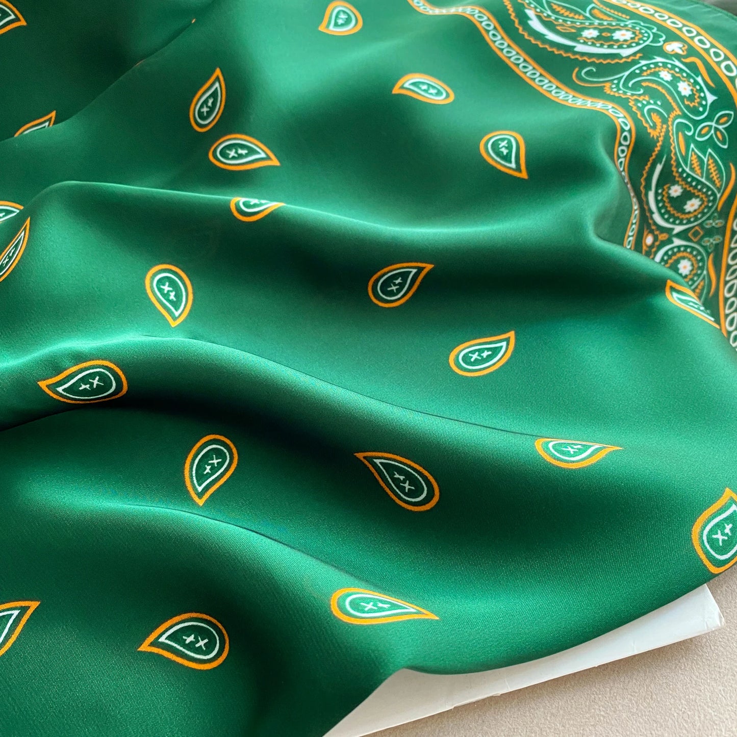 Pañuelos de seda para la cabeza