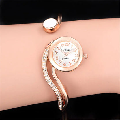 Reloj de pulsera con esfera pequeña y correa de diamantes