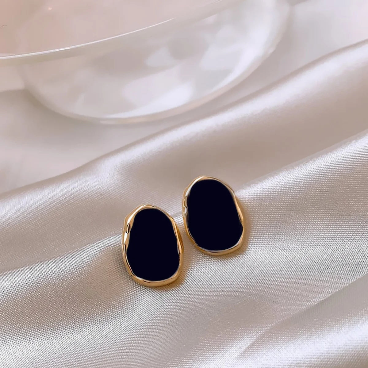 DANA Korean Black Geometric Small Earrings