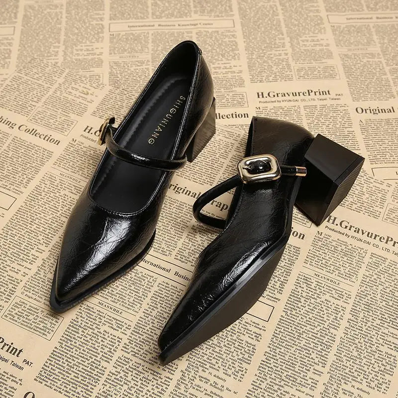 Retro mid length single belt buckle pointed toe leather shoes