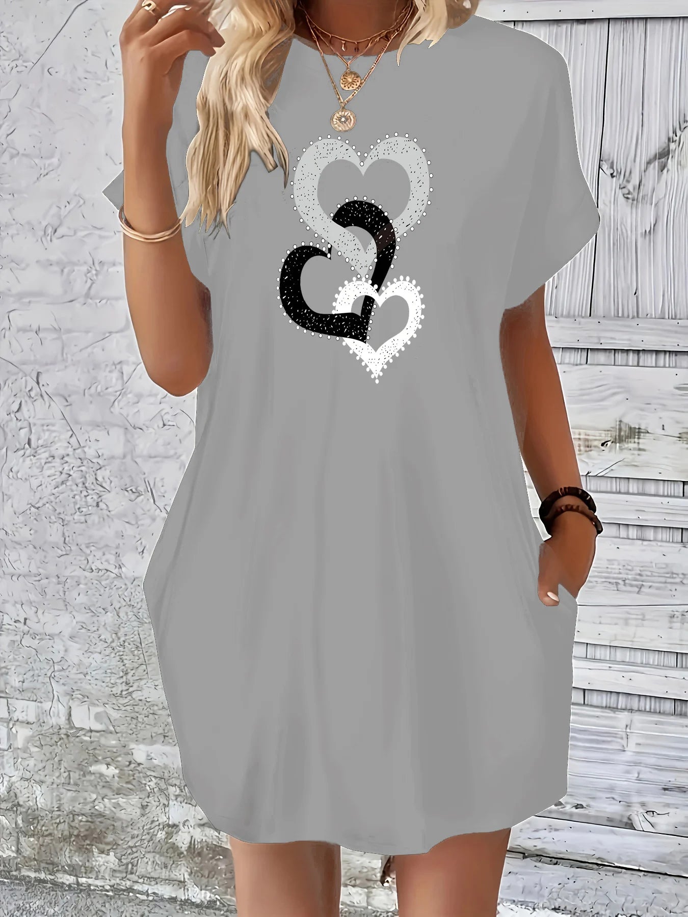 Loose plus size heart-shaped printed round neck short sleeved dress