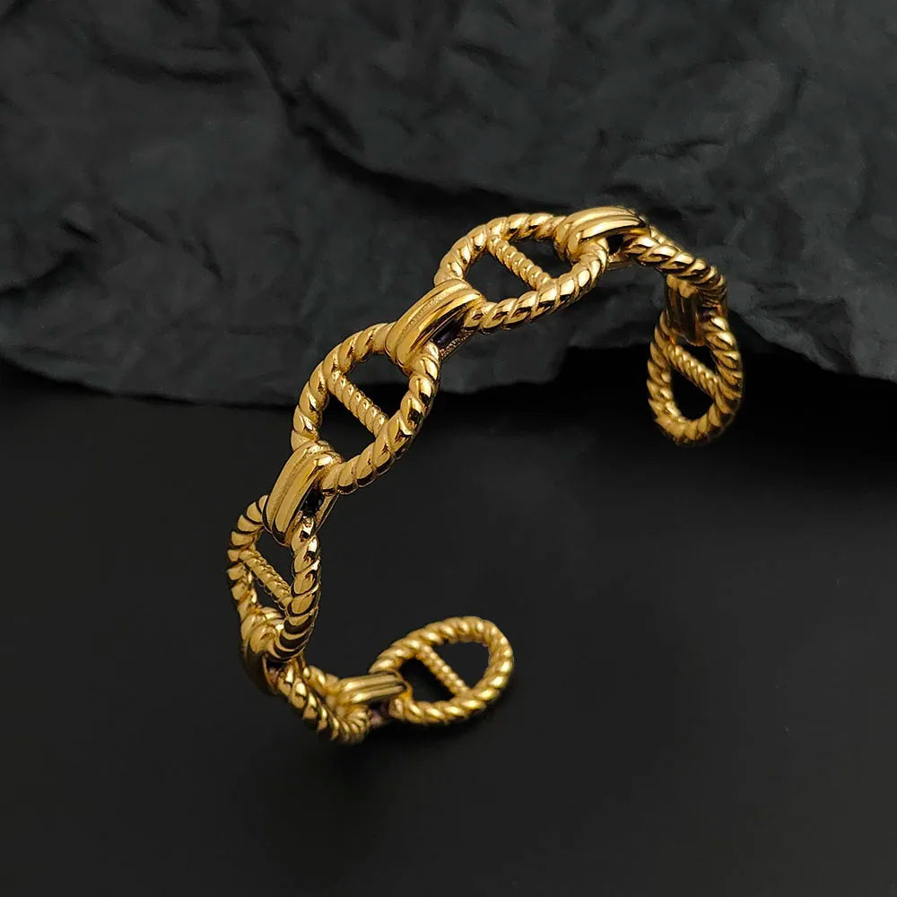 Creative integrated molded patterned stainless steel bracelet
