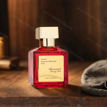 Perfume con aroma a oud, madera de agar y rosa