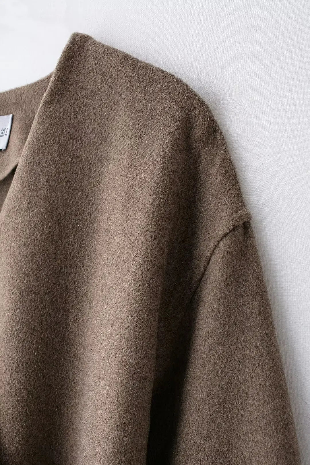 Chaqueta suave de manga larga con cuello en V y cinturón cruzado