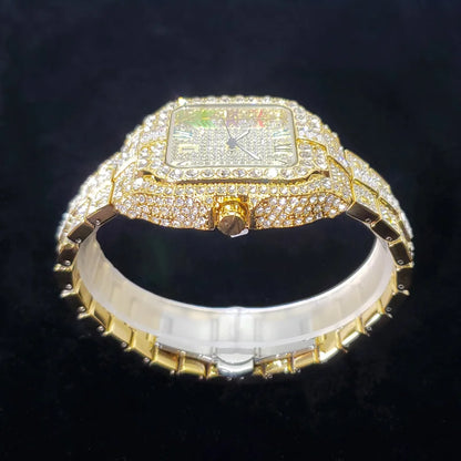 ساعات أرقام مربعة ملونة مرصعة بالألماس