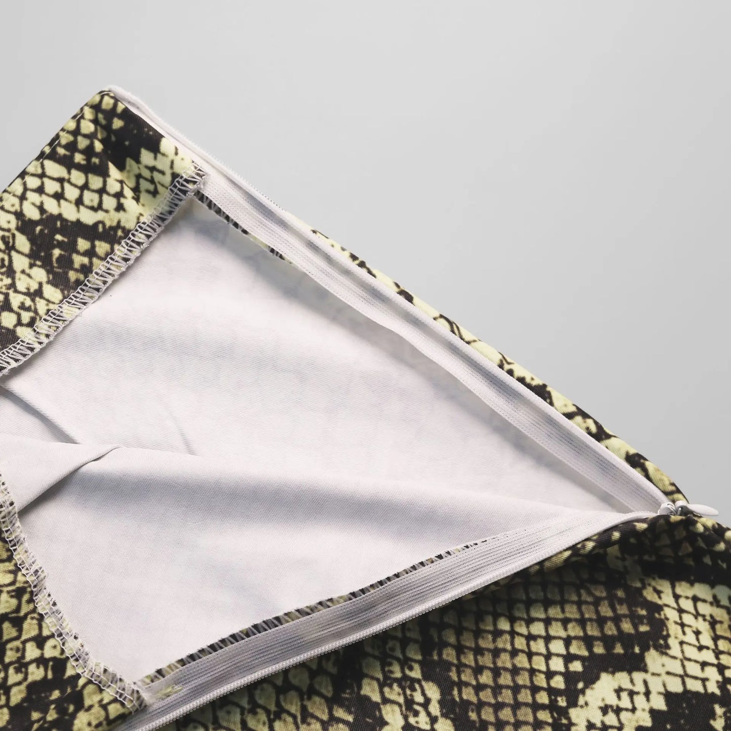 Falda ajustada de talle alto con estampado de piel de serpiente