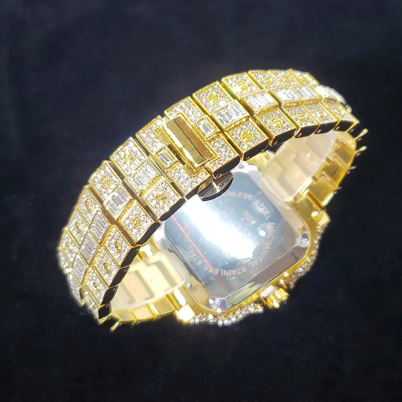 ساعات أرقام مربعة ملونة مرصعة بالألماس