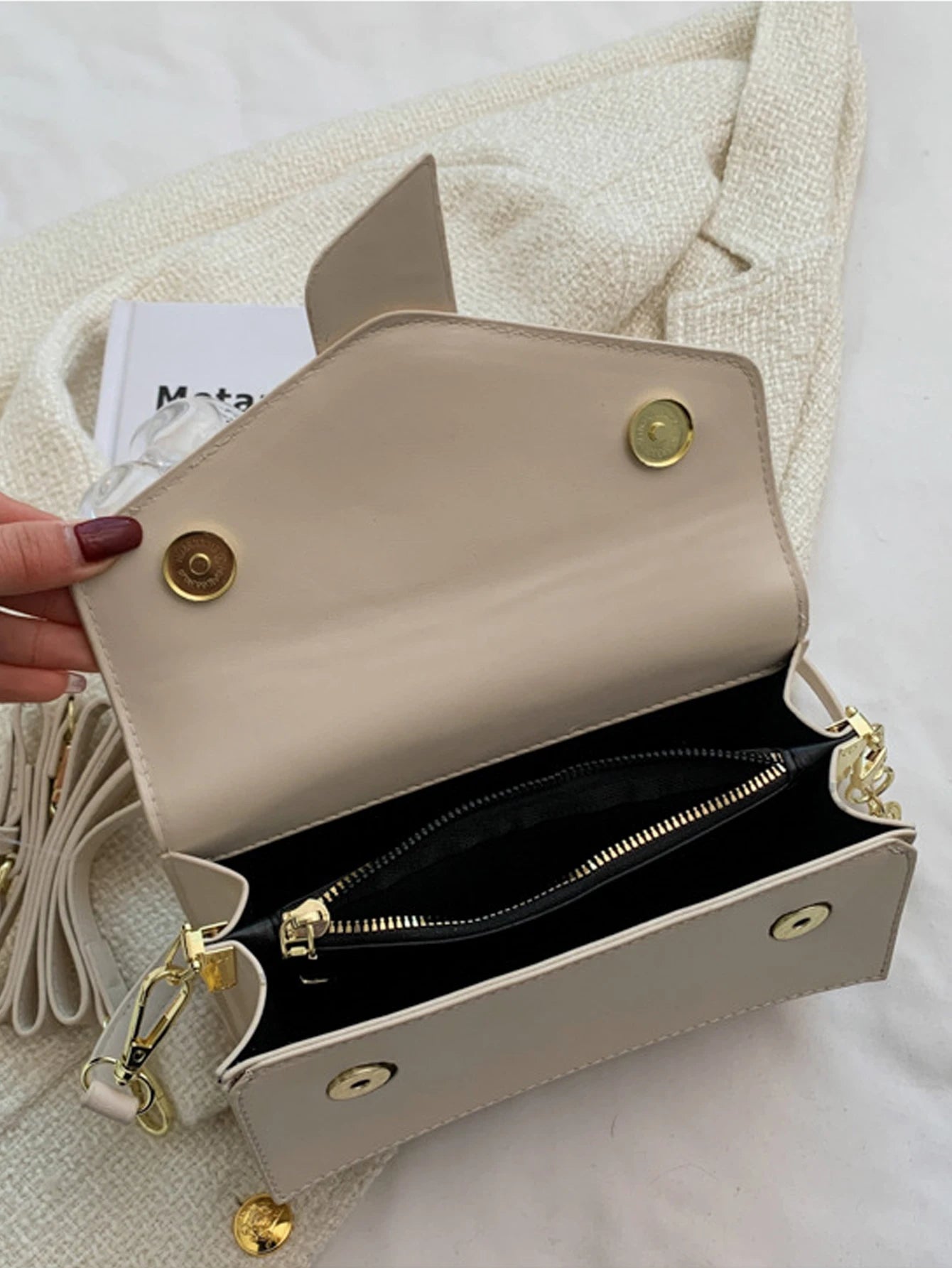 Diagonal cross style crossbody bag