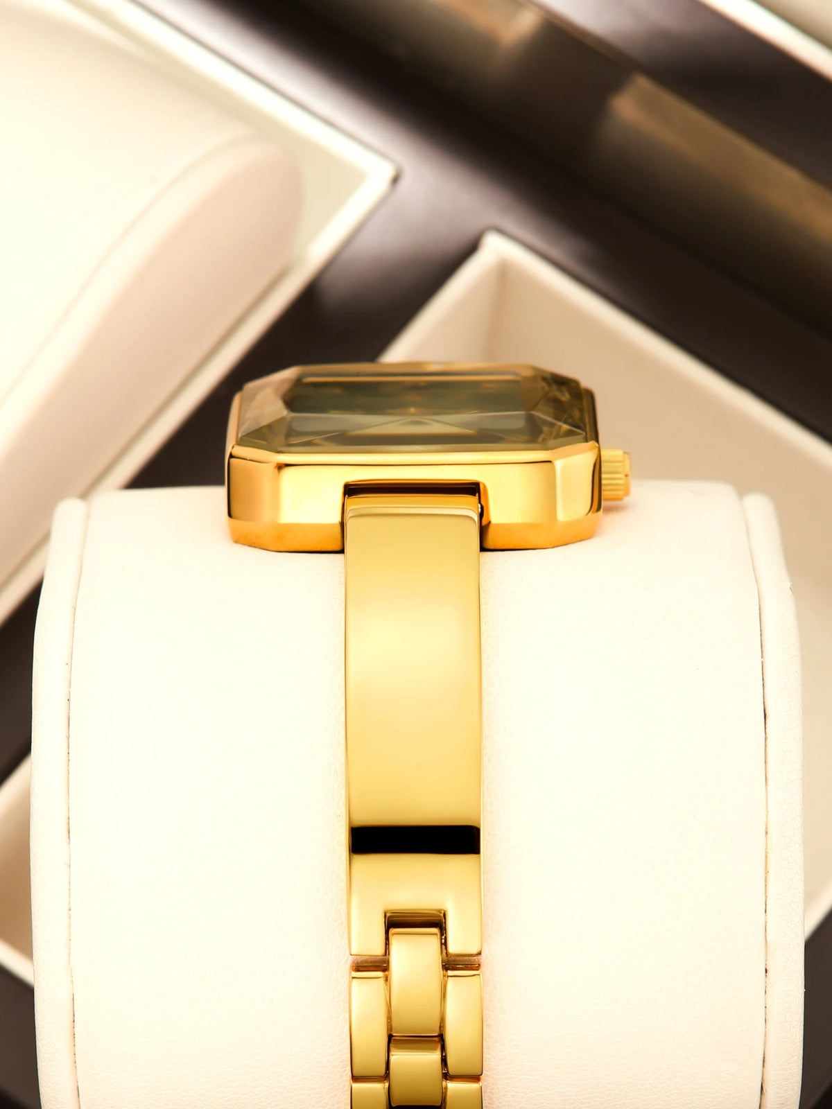 Retro and Affordable Luxury Water-Resistant Quartz Bracelet Watch