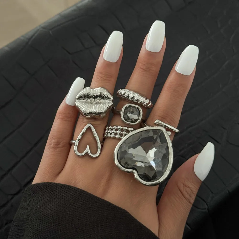 7pcs Exaggerated Geometric Threaded Lip Black Heart-shaped Acrylic Diamond Rings Sets
