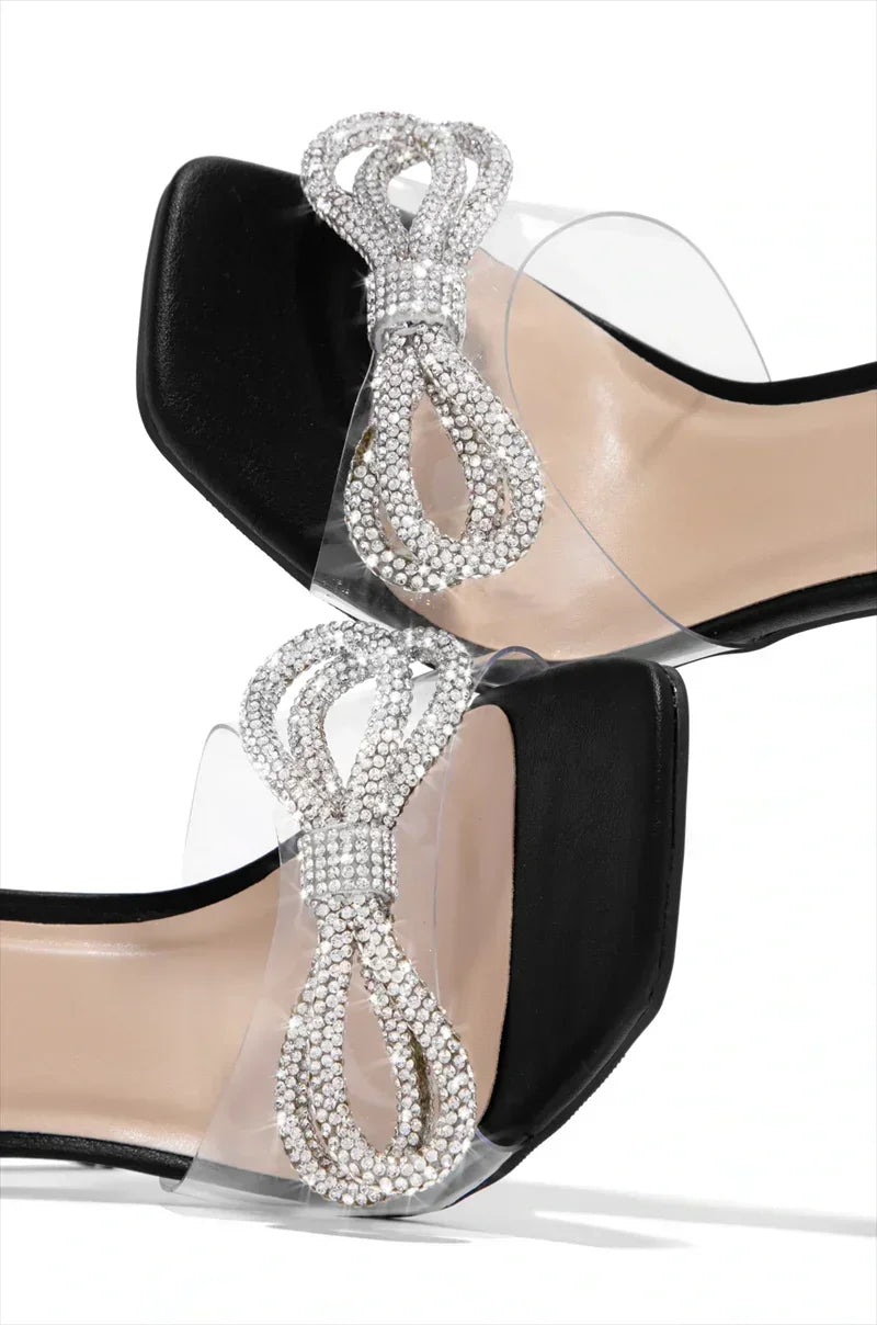 Pantuflas elegantes de tacón alto con pedrería sexy