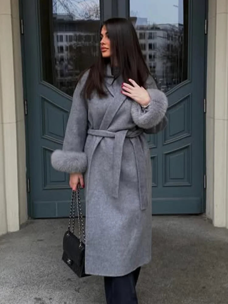 Chaqueta de lana con mangas de piel sintética elegante