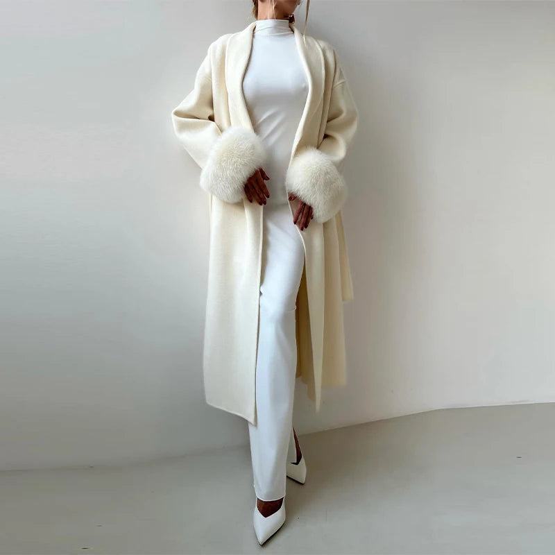 Chaqueta de lana con mangas de piel sintética elegante