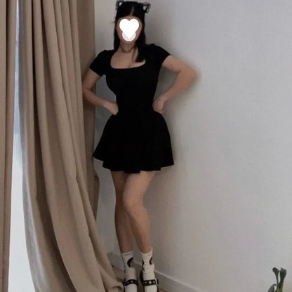 Vestido mini negro elegante con cuello cuadrado