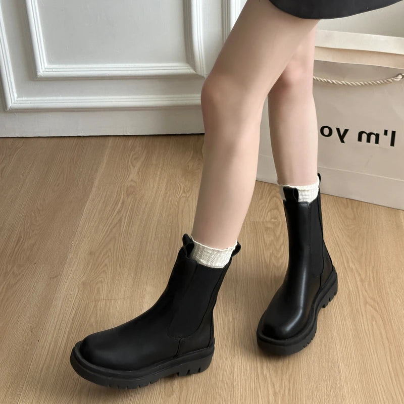 Sooty British-style Round-Toe Short with Thick Soles Boots