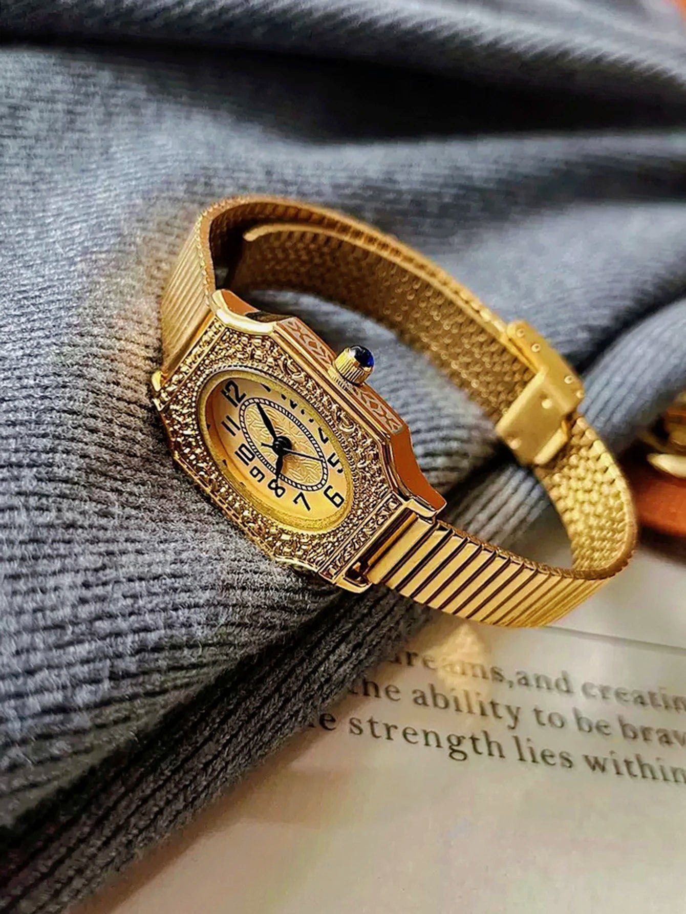 French Classic Retro Style Waterproof Quartz Stainless Steel Strap Watch