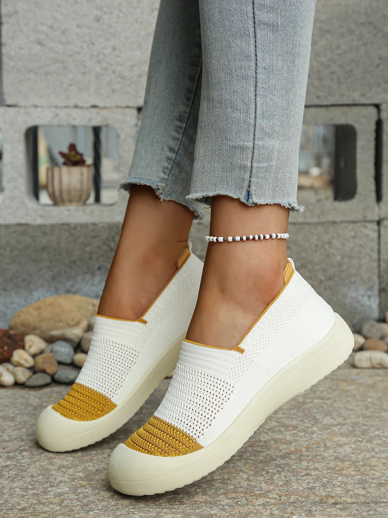 Retro Dual-tone Slip-on Breathable Soft Shoes