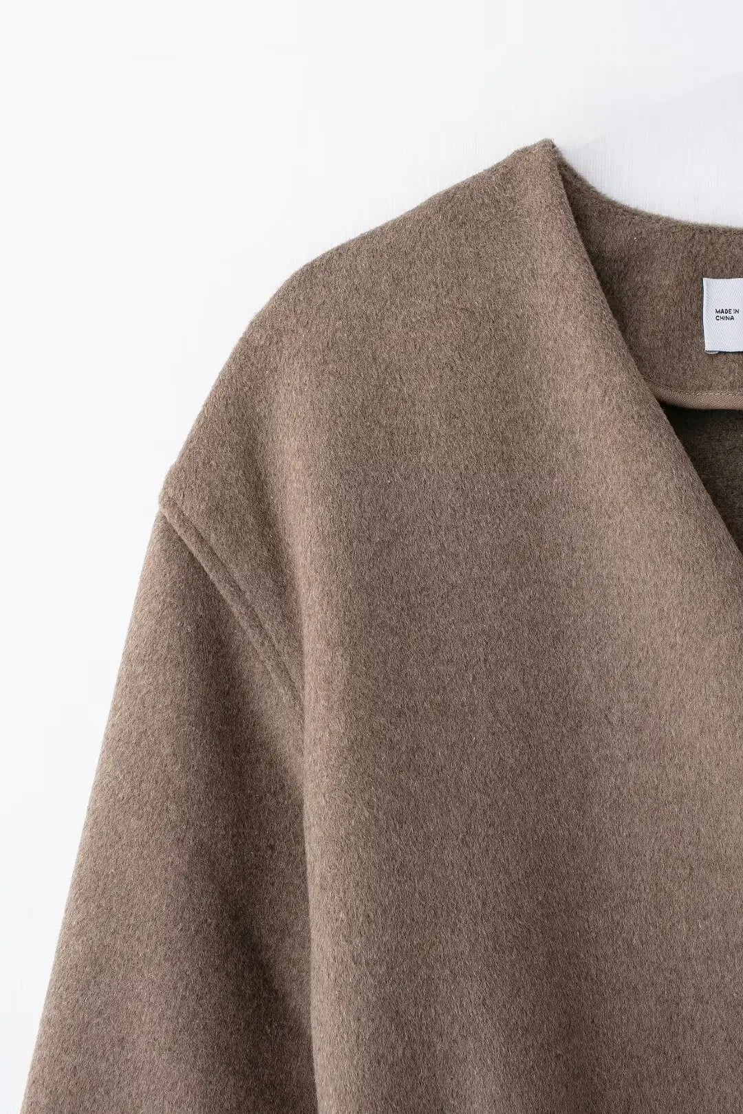 Chaqueta suave de manga larga con cuello en V y cinturón cruzado