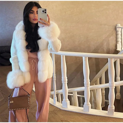 Elegantes abrigos ajustados de manga larga con piel sintética